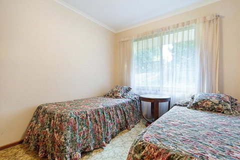 2 Water Crescent - Retro Haven - Lismore Accommodation 1