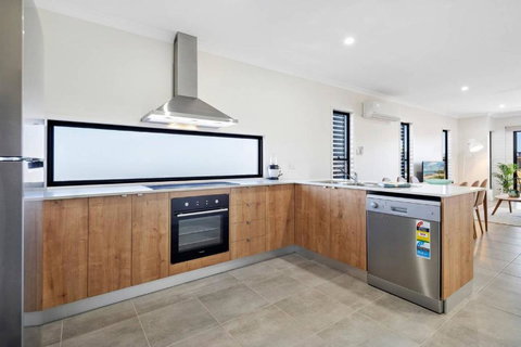 DAYDREAMING Airlie Beach, Water Views & Only 200m To Boardwalk. - Lismore Accommodation 4