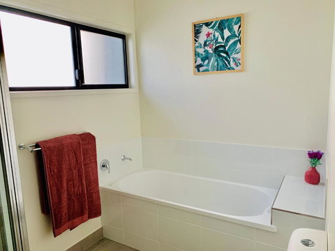 DAYDREAMING Airlie Beach, Water Views & Only 200m To Boardwalk. - Lismore Accommodation 3