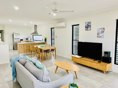 DAYDREAMING Airlie Beach, Water Views & Only 200m To Boardwalk. - Lismore Accommodation 0