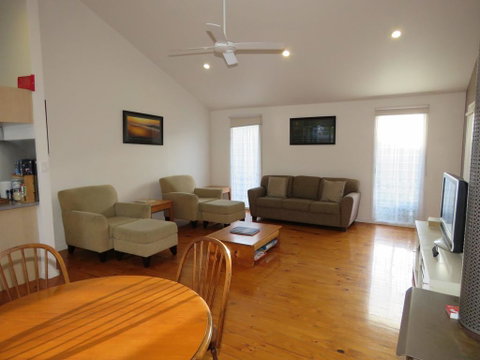 5 Little Penguin Crt, Cowes - Cottage Near The Beach - Lismore Accommodation 2