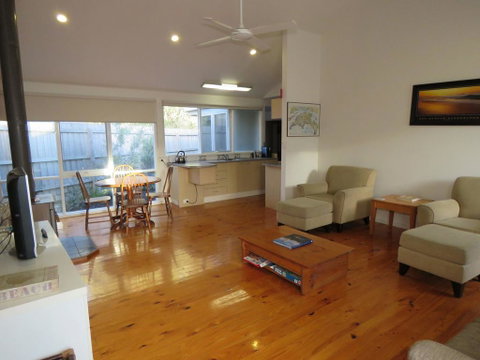5 Little Penguin Crt, Cowes - Cottage Near The Beach - Lismore Accommodation 3