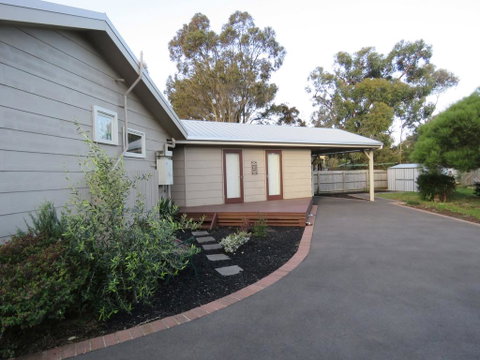 5 Little Penguin Crt, Cowes - Cottage Near The Beach - Lismore Accommodation 1