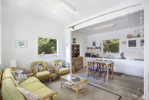 681 Murramarang Rd - Retro Beach Cottage - Lismore Accommodation 2