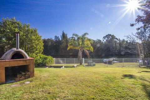 77 Lake Entrance Rd - Waterfront Wonder - Lismore Accommodation 2