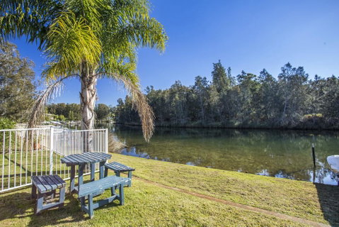 77 Lake Entrance Rd - Waterfront Wonder - Lismore Accommodation 0