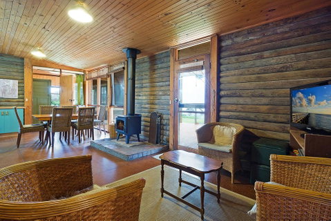 98 Ocean Parade - Rustic Log Cabin - Lismore Accommodation 2