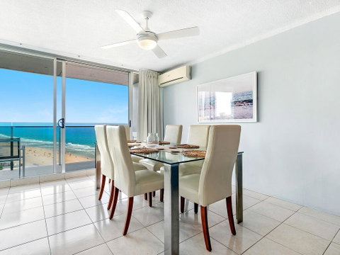 Absolute Beachfront In The Heart Of Surfers Paradi - Lismore Accommodation 3