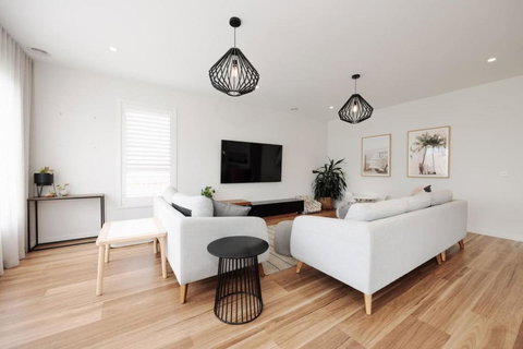 EDEN Spacious Torquay Family Escape - Lismore Accommodation 1