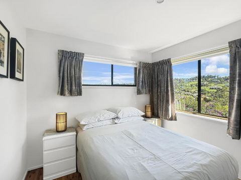 Fab 3-Bed Stay With Great Outdoors & Water Views - Lismore Accommodation 3