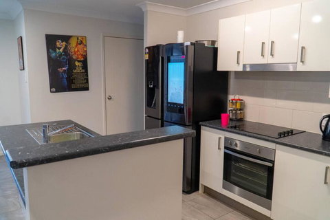 Family Home With Free Parking Close To Everything - Lismore Accommodation 3