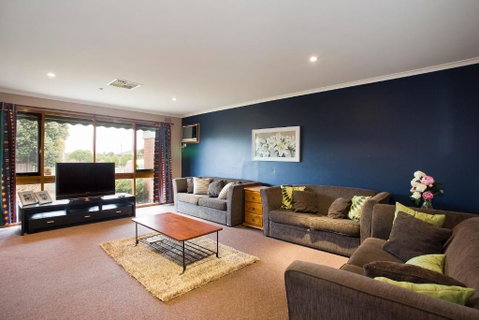 Geelong Holiday Home - Lismore Accommodation 4