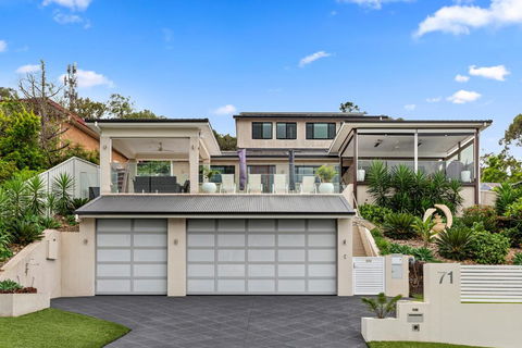 HEATed Pool, Lake & Beach, Luxury 5 B/R House - Lismore Accommodation 3