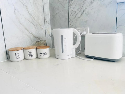 House At Train Station Thomastown - Lismore Accommodation 2