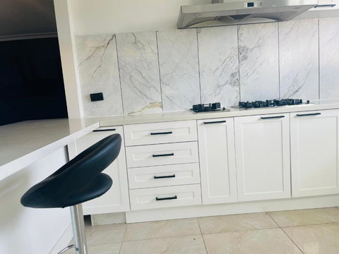 House At Train Station Thomastown - Lismore Accommodation 3