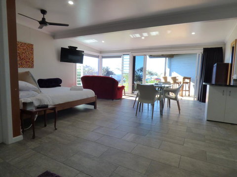 ArtHOUSE Beachfront Accommodation - Lismore Accommodation 3