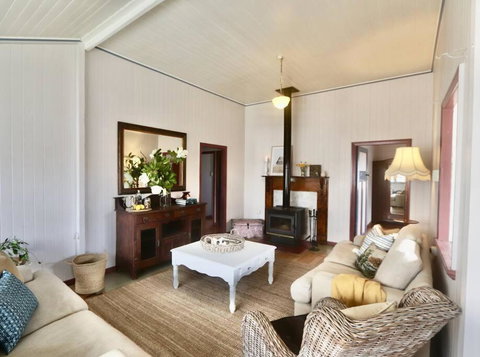 MAGNOLIA HOUSE ON THE CREEK - STANTHORPE - Lismore Accommodation 1