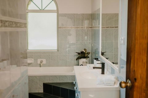Misty Mountain Manor - Lismore Accommodation 3