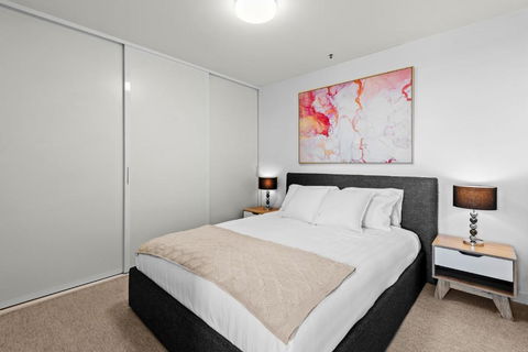 Modern 1-Bed & City Views, Steps From Racecourse - Lismore Accommodation 1