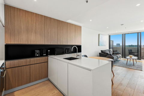 Modern 1-Bed & City Views, Steps From Racecourse - Lismore Accommodation 2