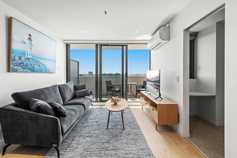 Modern 1-Bed & City Views, Steps From Racecourse - Lismore Accommodation 3