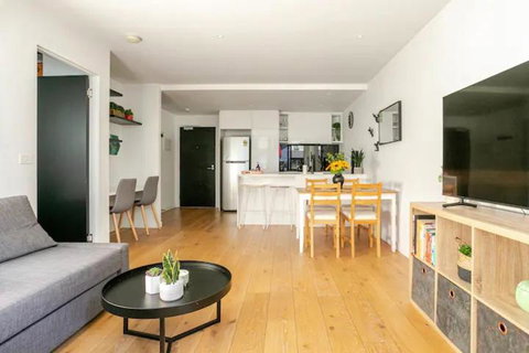 Modern 1BD ; Pool, Gym, Secure Underground Carpark - Lismore Accommodation 2