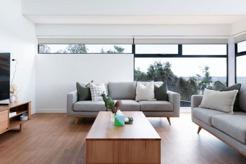 Modern Beaconsfield Retreat With Town Views - Lismore Accommodation 0