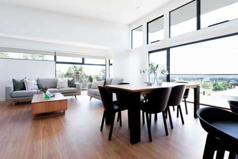 Modern Beaconsfield Retreat With Town Views - Lismore Accommodation 2
