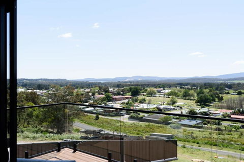 Modern Beaconsfield Retreat With Town Views - Lismore Accommodation 1