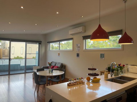 Room In Newport Modern Townhouse - Walk To Stunning Ocean View - Lismore Accommodation 3