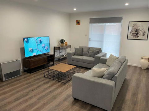 New 3 Bedroom House In Cooma - Lismore Accommodation 0