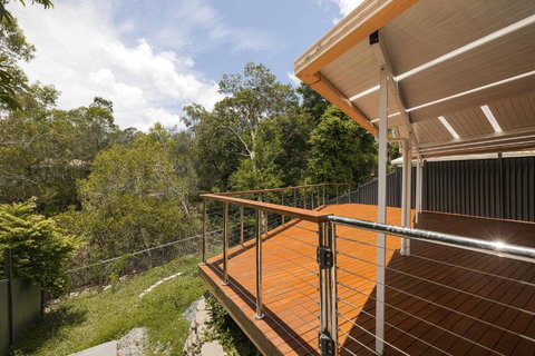 NEW 3BR Serene Creekside Retreat In Helensvale - Lismore Accommodation 0