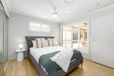 NEW 3BR Serene Creekside Retreat In Helensvale - Lismore Accommodation 1