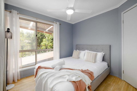 NEW 3BR Serene Creekside Retreat In Helensvale - Lismore Accommodation 2