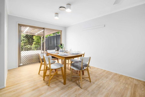 NEW 3BR Serene Creekside Retreat In Helensvale - Lismore Accommodation 3
