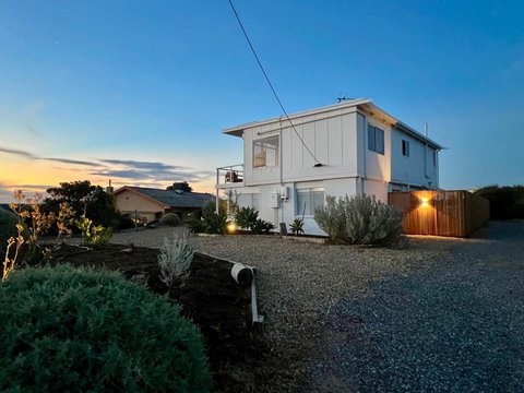 NEW Magpie Sands - 3 Bedroom Home - Downstairs Only, 1 Min Walk To Aldinga Beach - Lismore Accommodation 1
