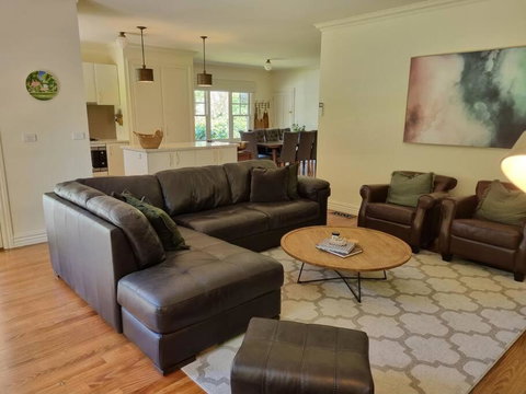 Noonan House, 5 Bedrooms. Hop & Skip To Town - Lismore Accommodation 3