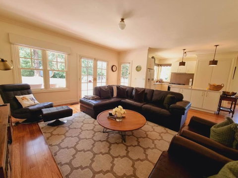 Noonan House, 5 Bedrooms. Hop & Skip To Town - Lismore Accommodation 2