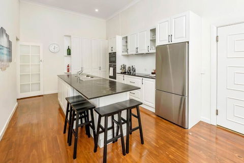 Normanville, Large Historic Three Bedroom Home - Lismore Accommodation 2