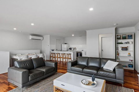 One Merino Panoramic Beach House Modern Sleeps 10 - Lismore Accommodation 2