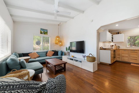 Peaceful And Renovated Original Beach House With Sweeping Views Of Gracetown - Lismore Accommodation 3