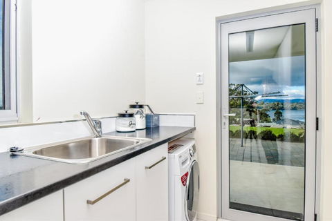 Paradise Point - Entire Home In Clarence Point, Tasmania Australia, 10 Guests 7 Bedrooms 7 Beds 3 Baths - Lismore Accommodation 3