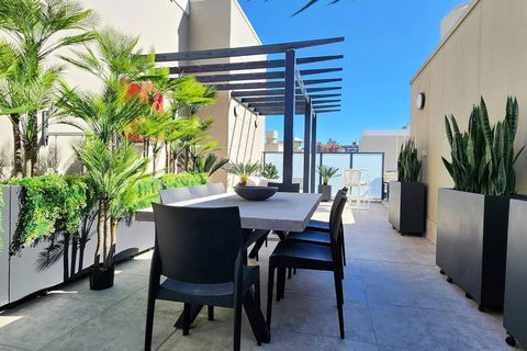 Penthouse With Private Terrace, Parking + 2 Pools - Lismore Accommodation 1