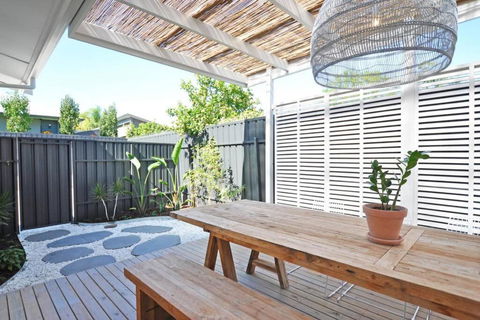 Pine At Arlos Glenelg South - Lismore Accommodation 0