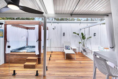 Private Outdoor Spa, Fire Pit - THE RETREAT COOLUM BEACH - Lismore Accommodation 1