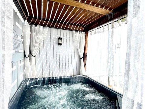 Private Outdoor Spa, Fire Pit - THE RETREAT COOLUM BEACH - Lismore Accommodation 3