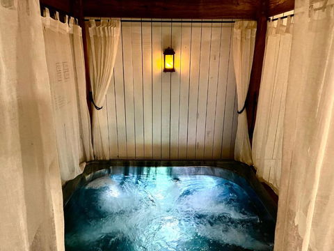 Private Outdoor Spa, Fire Pit - THE RETREAT COOLUM BEACH - Lismore Accommodation 0