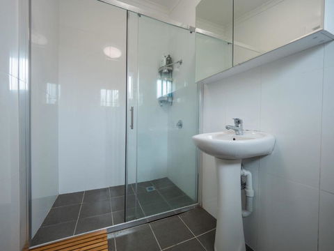 Quaint Double Or Queen Room - Mins To Stations&UNSW - Shared Bathroom - Lismore Accommodation 3