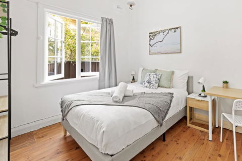Quaint Double Room - Seconds To Shops & Eateries - Shared Bathroom - Lismore Accommodation 0