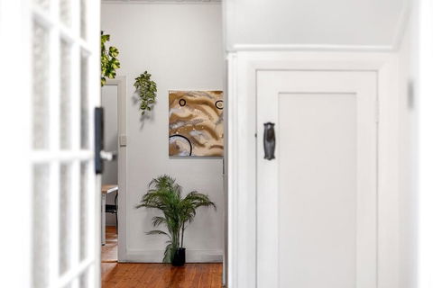 Quaint Double Room - Seconds To Shops & Eateries - Shared Bathroom - Lismore Accommodation 3
